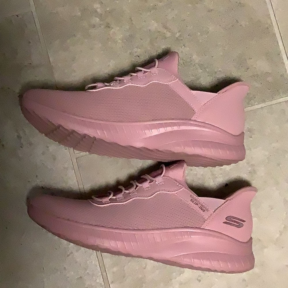 Like new women’s pink slip on Skechers size 9